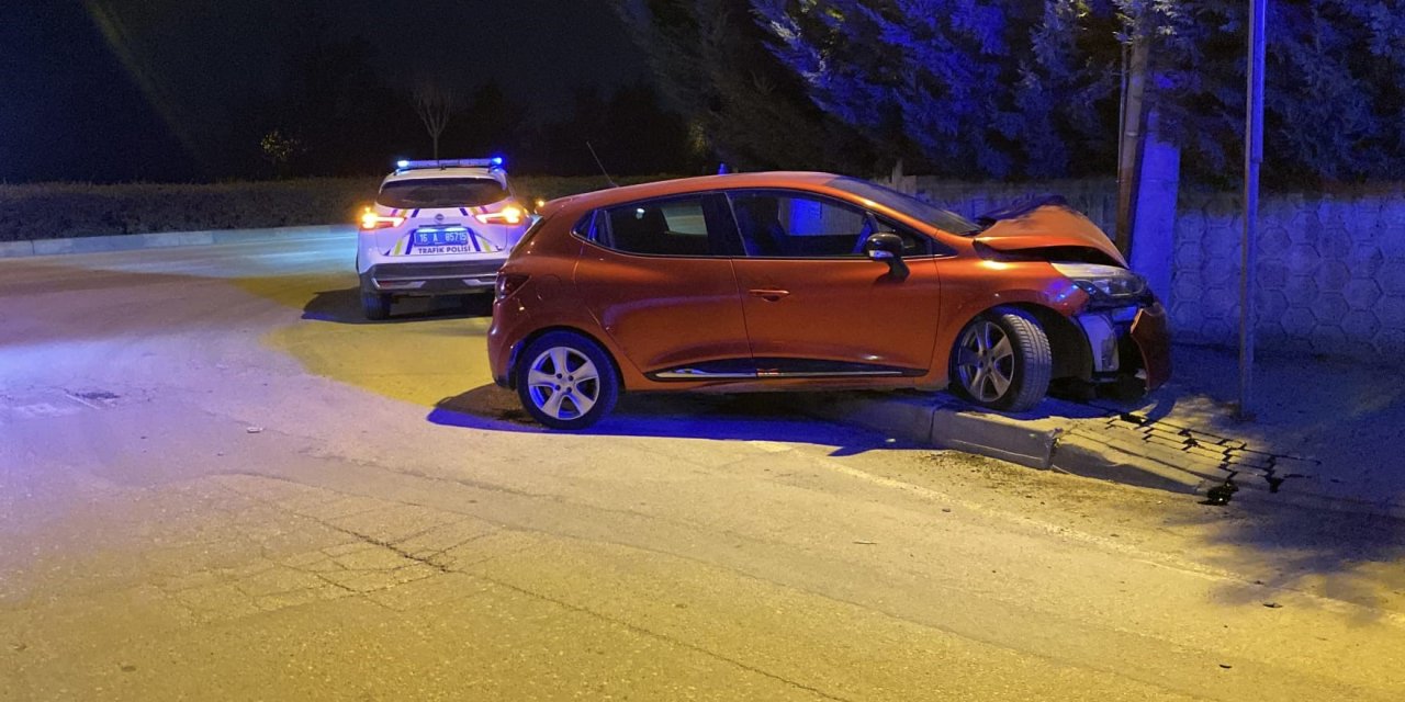 Otomobil direğe ok gibi saplandı!