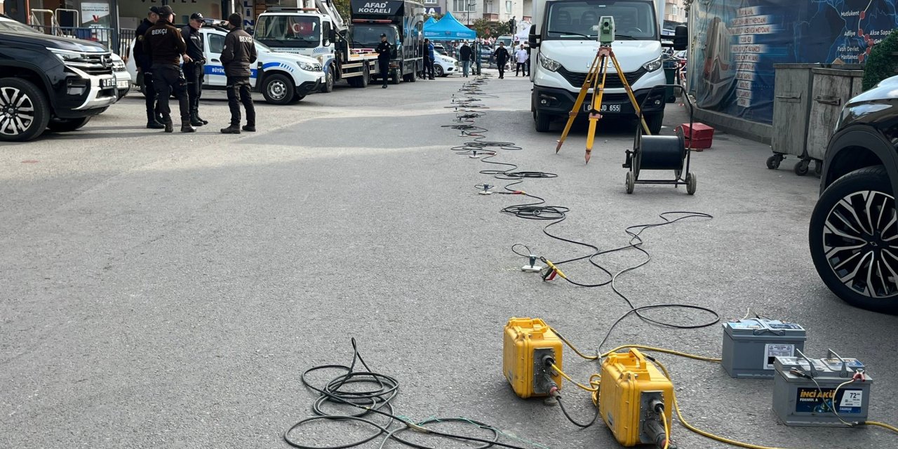 Gebze'de yıkılan binanın olduğu bölgede zemin araştırması sürüyor