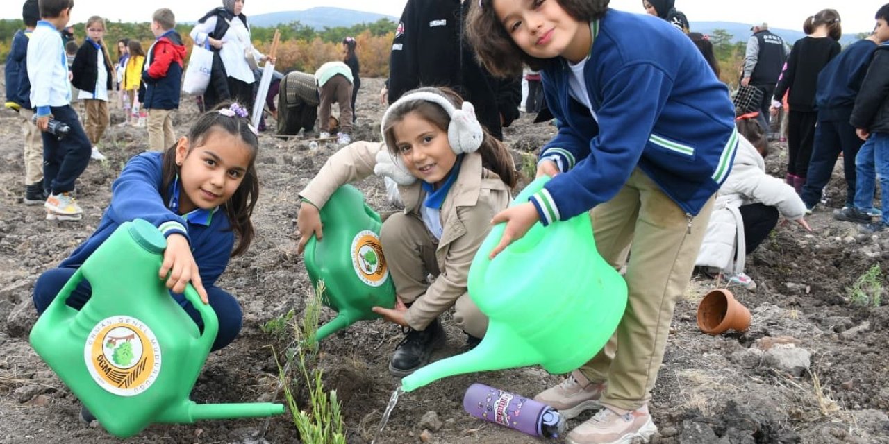 Eskişehir'de öğrenciler fidan dikti