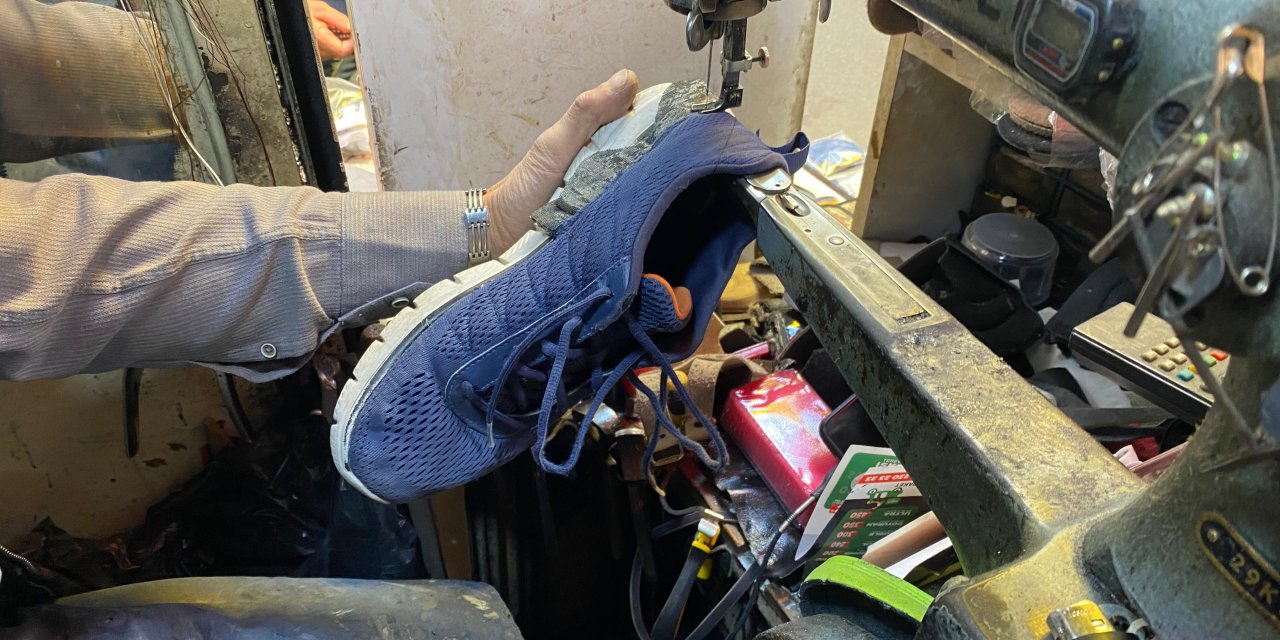 Vatandaşlar eski ayakkabılarını tamir ettirerek değerlendiriyor