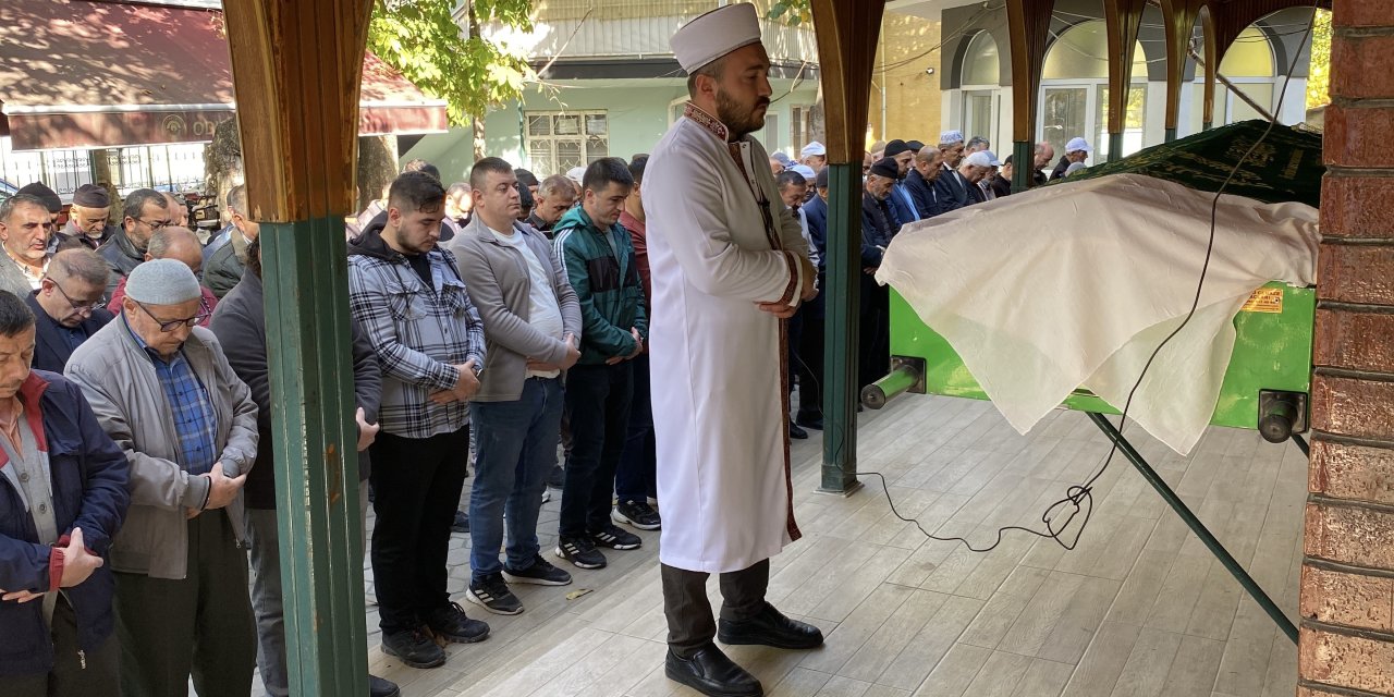 Evinde ölü bulunan kadın son yolculuğuna uğurlandı