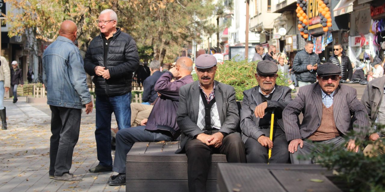 “Emeklilere çay kaşığıyla verip kepçeyle alıyorlar”