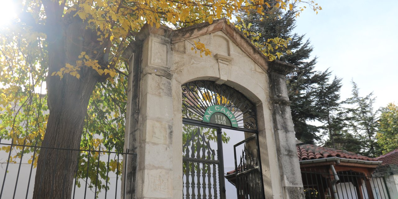 Ak Camii tarihi dokusuyla geçmişten izler taşıyor