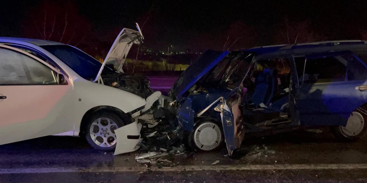 İki araç birbirine girdi:  3'ü çocuk 9 yaralı!