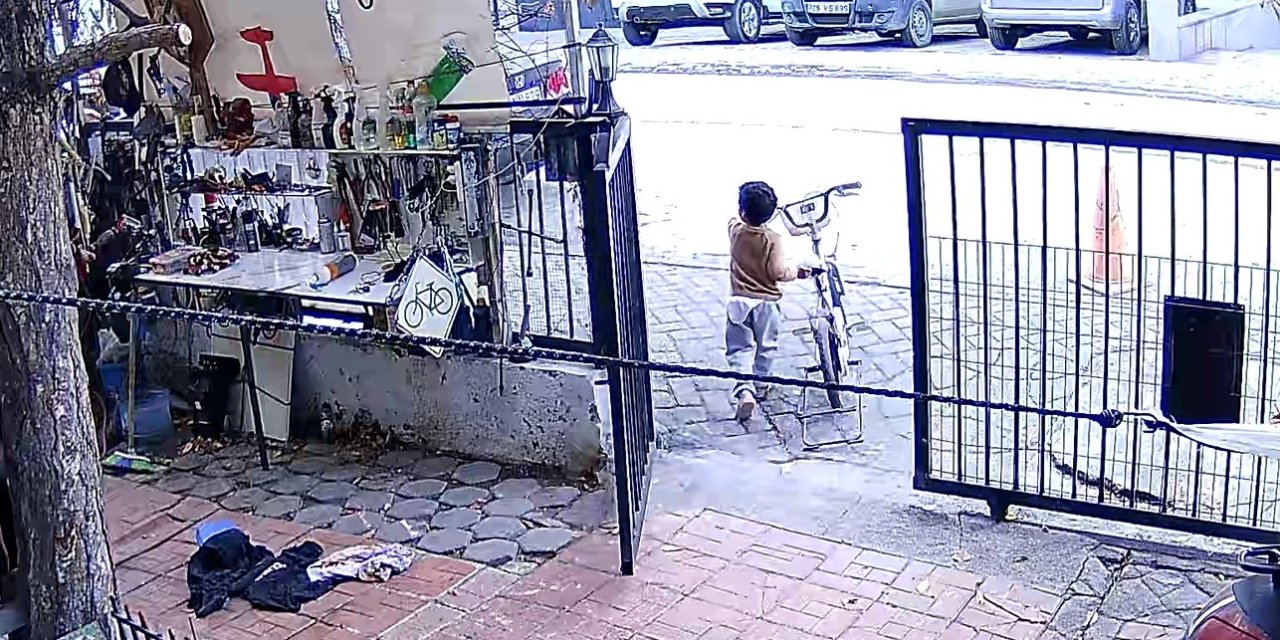 Eskişehir’de küçük çocukların bisiklet hırsızlığı kamerada