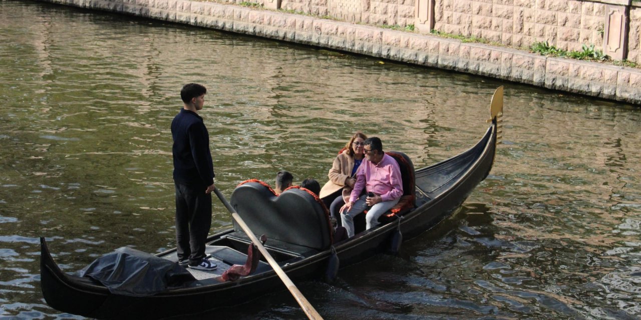 Eskişehir'e gelen turistlerin gondol keyfi
