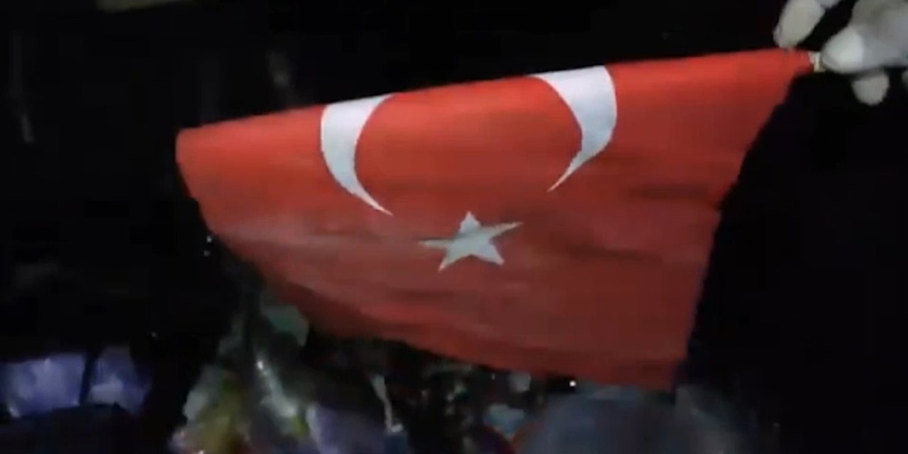 Çöpten buldukları Türk bayrağı yürek burktu