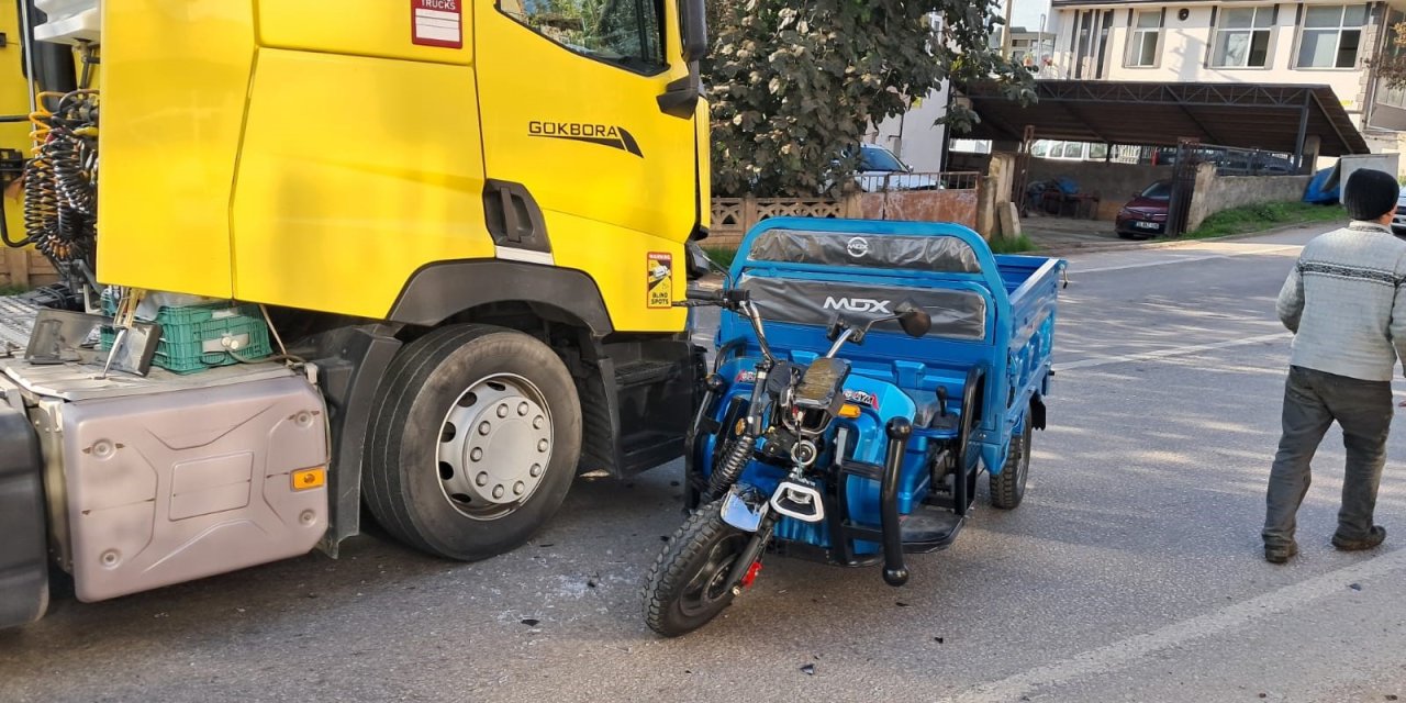Elektrikli bisiklet ile tır birbirine girdi