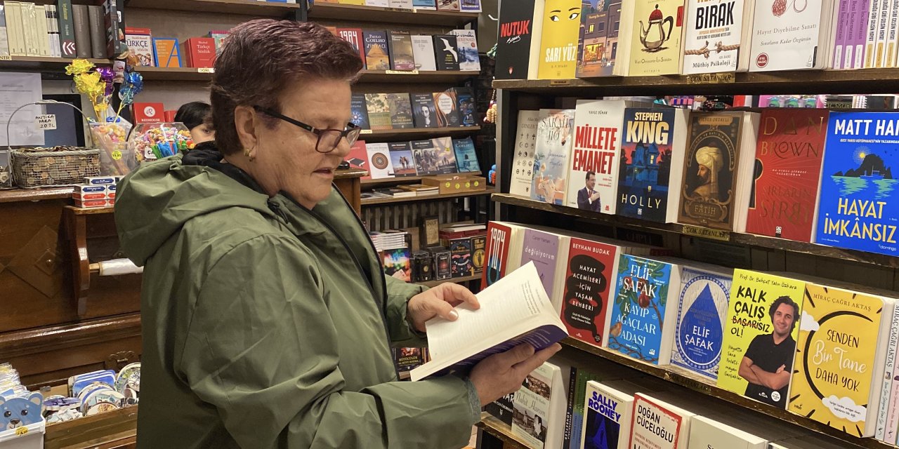 Eskişehir'de tek gözü görmeyen kadın kitap aşkıyla hayata tutunuyor