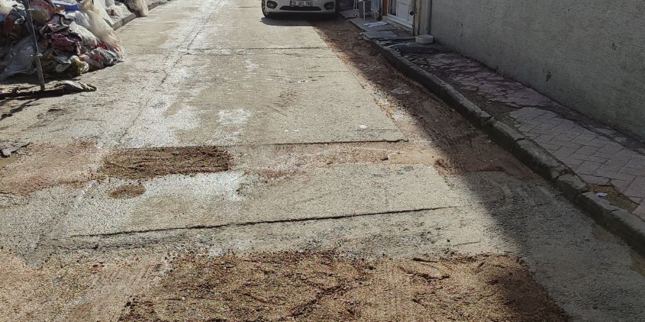 Eskişehir'de çukur bulunan sokağın onarılması bekleniyor