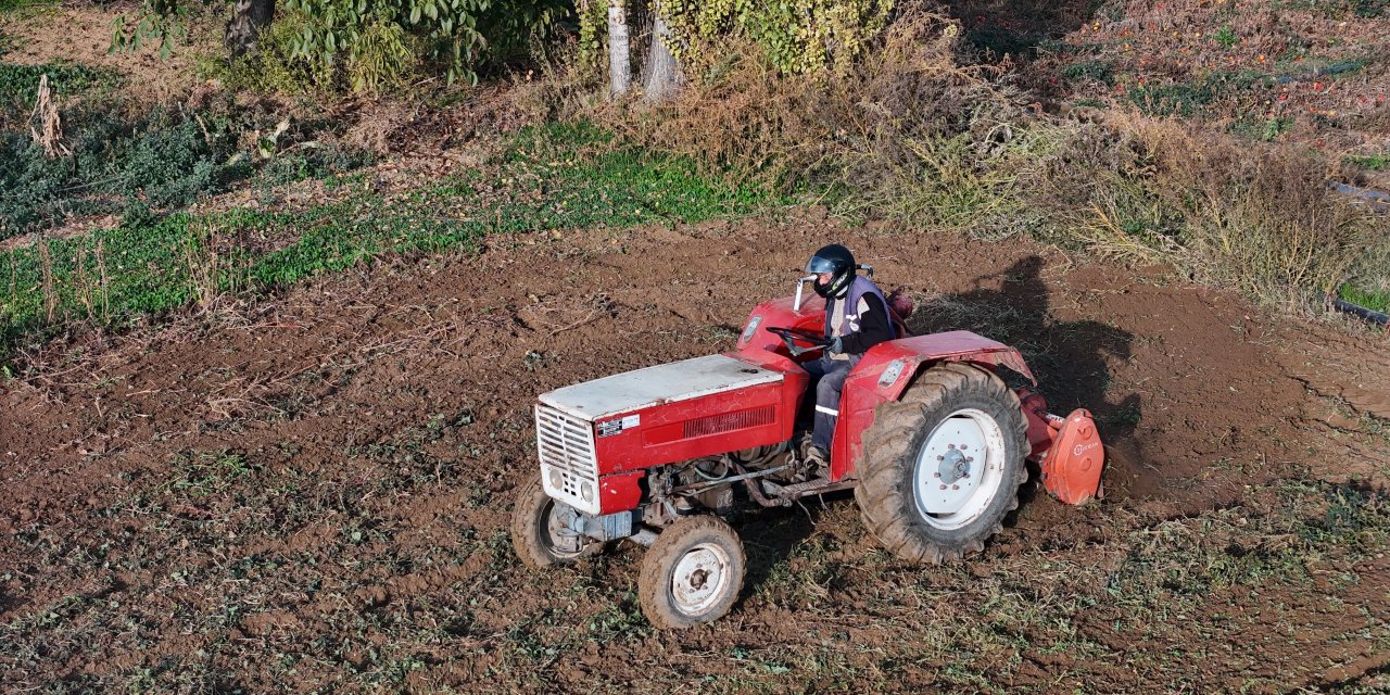 Eskişehirli çiftçi yeni yönetmeliğe uygun şekilde tarlasını sürdü