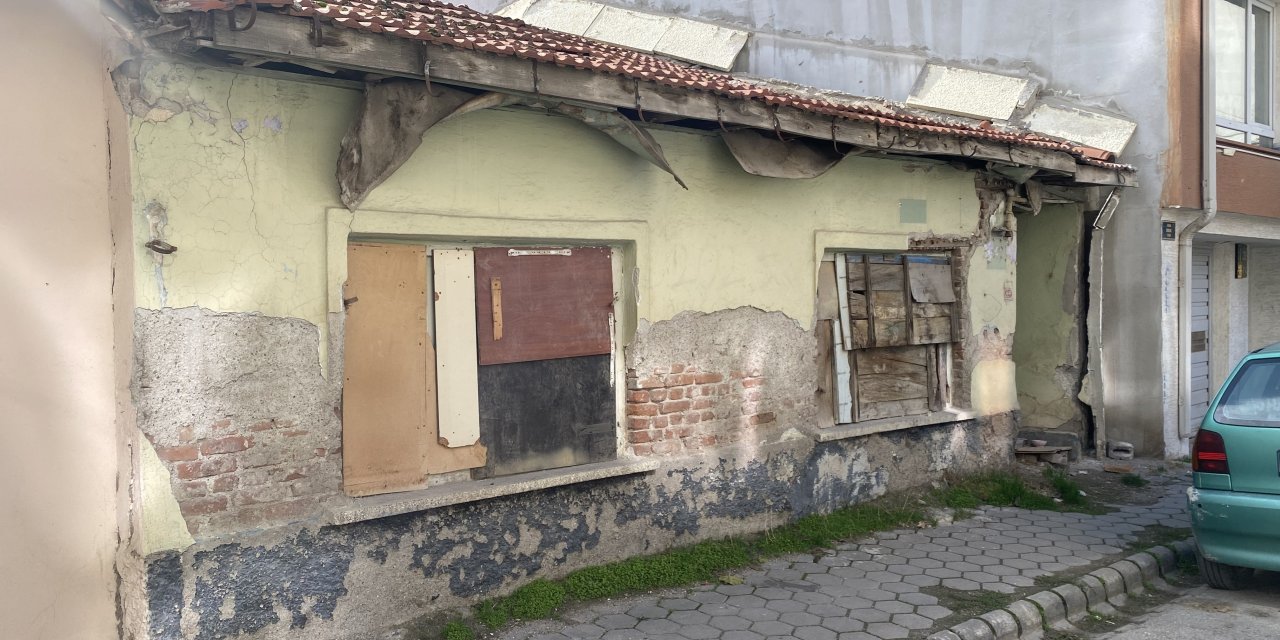 Eskişehir'de  metruk ev mahalleliyi tedirgin ediyor