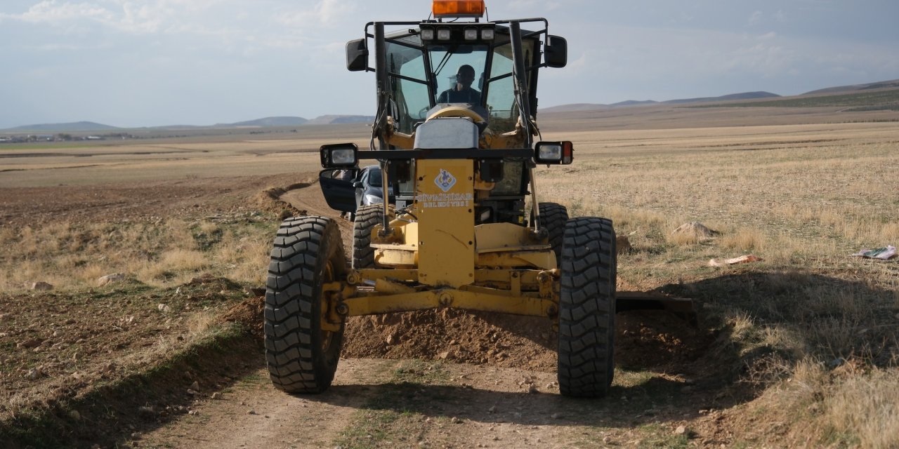 Eskişehir'de tarla yolları genişletiliyor