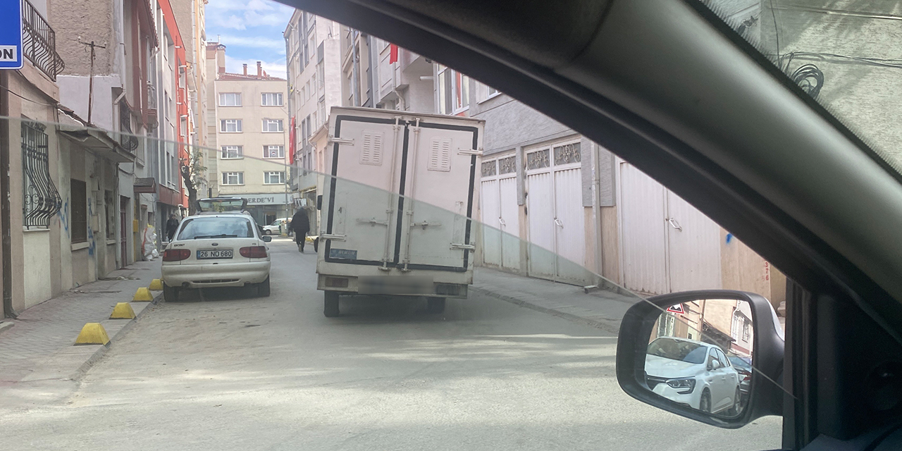 Eskişehir'de eğik kamyon çevreyi tedirgin etti