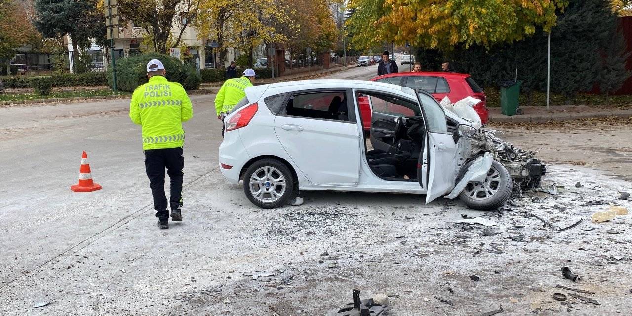 Otomobil kamyona çarptı: Yaşlı sürücü hayatını kaybetti