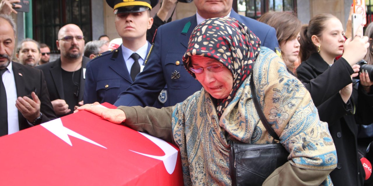 Eskişehir'de şehit cenazesinden yürek yakan anlar!