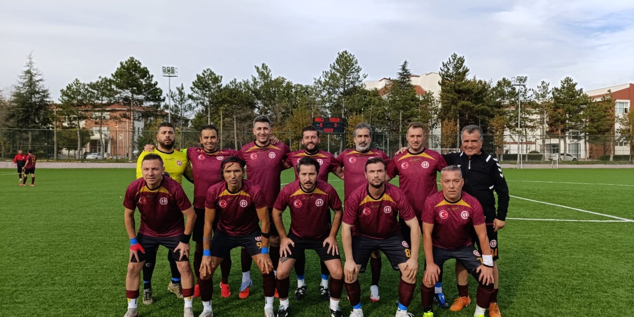 AÜ Masterler liderlik koltuğunda