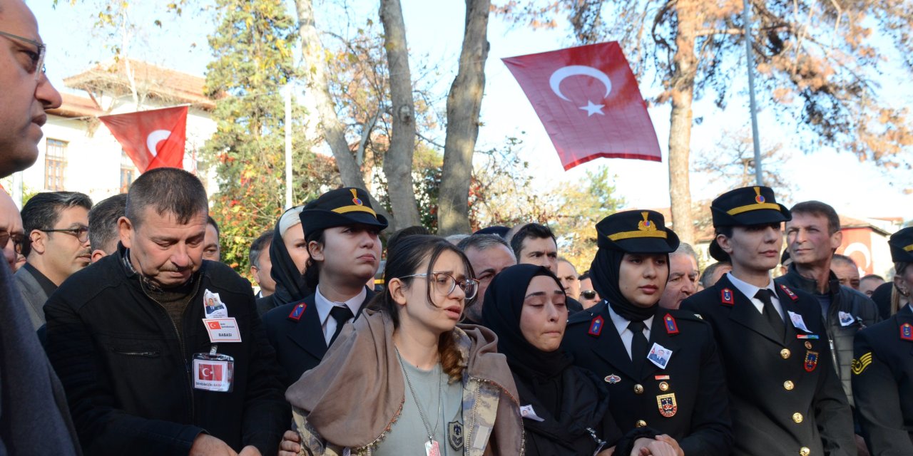Şehidin kız kardeşi ağabeyinin askeri kıyafetlerini giydi