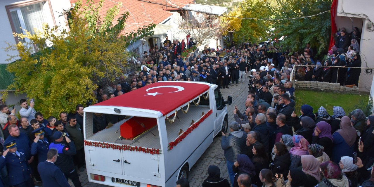 Şehit cenazesine 15 bin kişi katıldı
