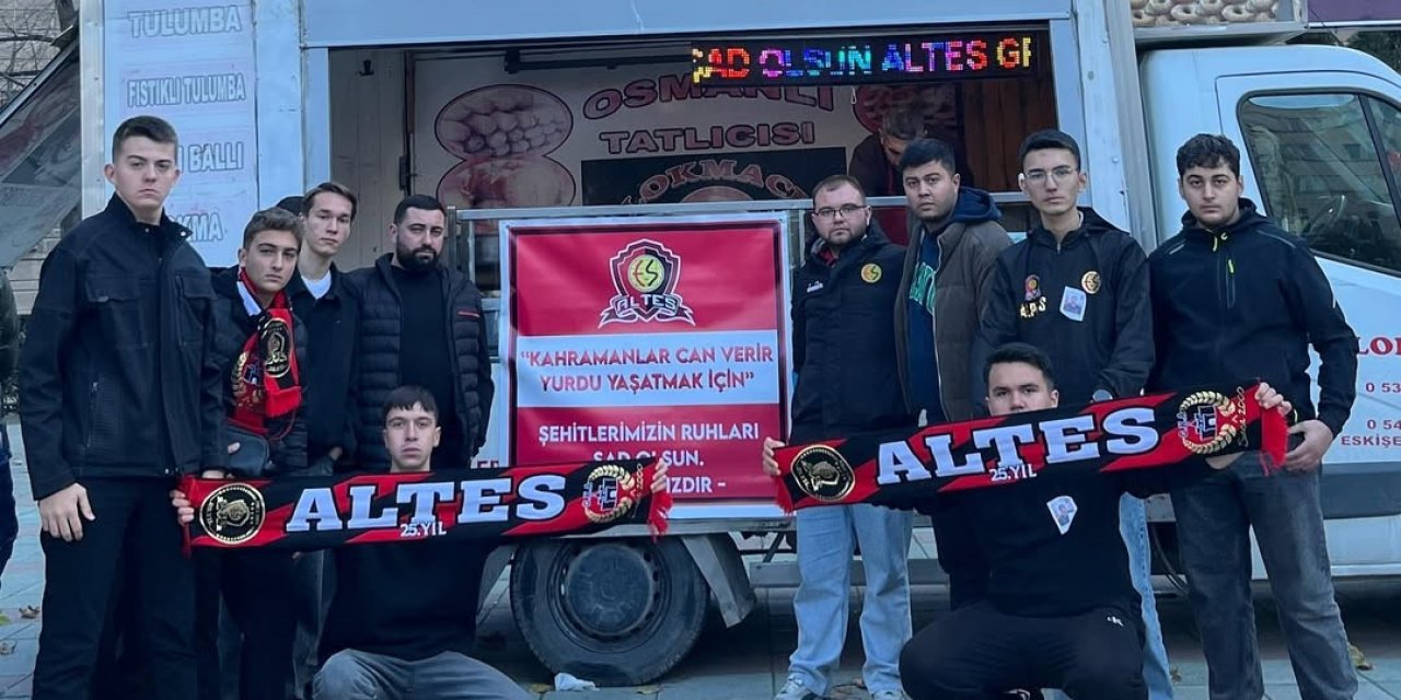 Eskişehirspor taraftarları şehit olan askerler için lokma dağıttı