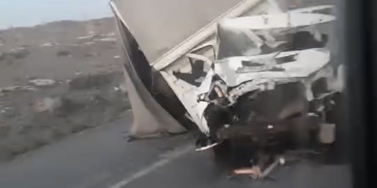 Eskişehir'de kamyon refüje çarptı: 1 yaralı