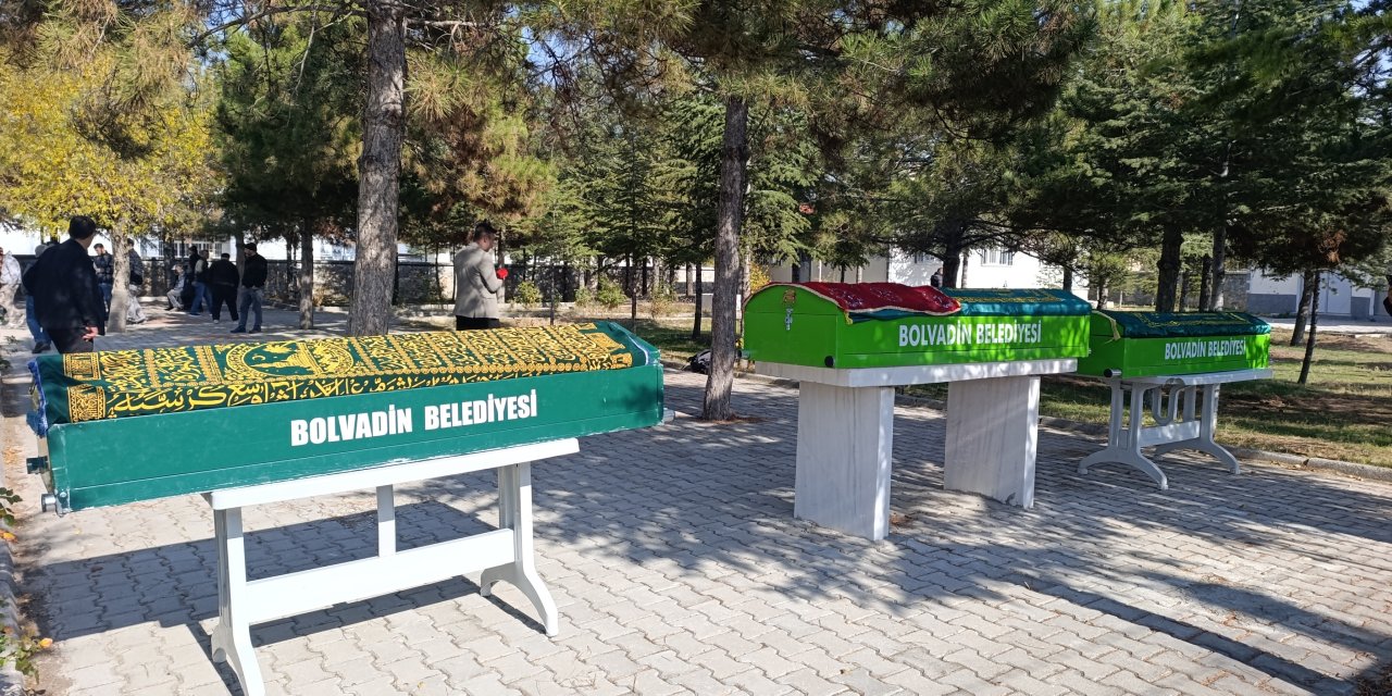 Gıda zehirlenmesinde vefat eden çocuk ve annelerine acı vede