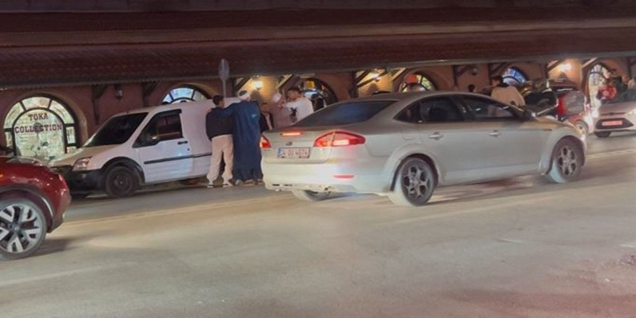 Eskişehir'de yolundaki araca çarptı üstüne yapmadığını bırakmadı