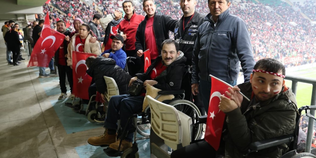 Osmangazi Belediyesi engelli bireylere milli maç heyecanı yaşattı