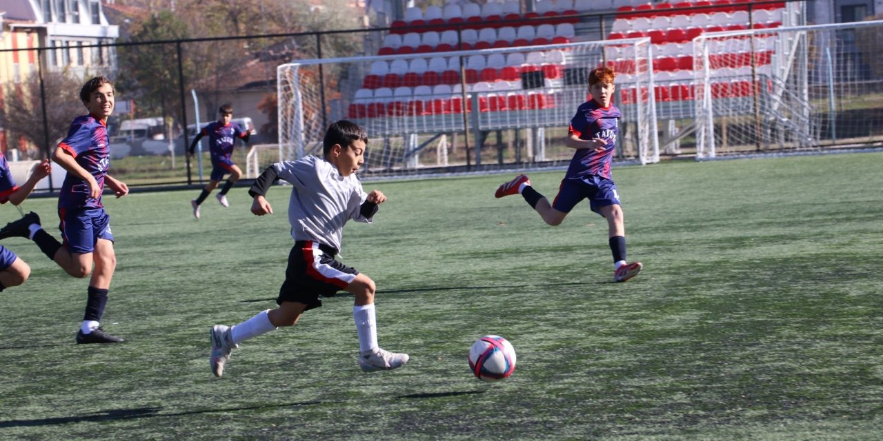 Eskişehir'de öğrenciler futbol hünerlerini sergiliyor