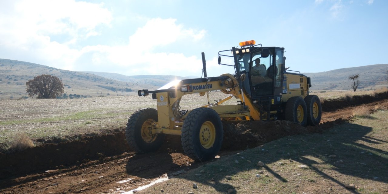 Sivrihisar'da tarla yolları genişletiliyor