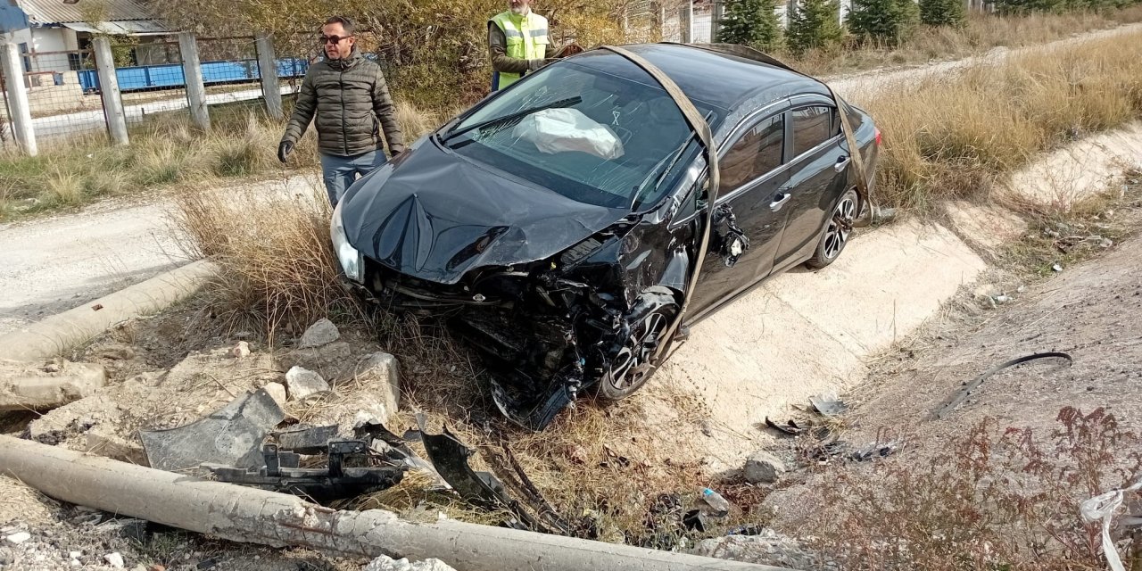 Eskişehir - Bozüyük yolunda otomobil kanala düştü!