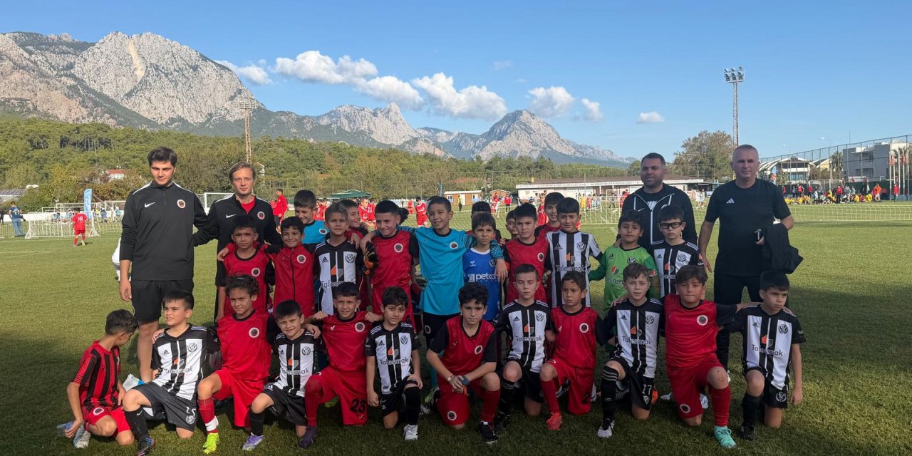 ES Şimşekler parladı