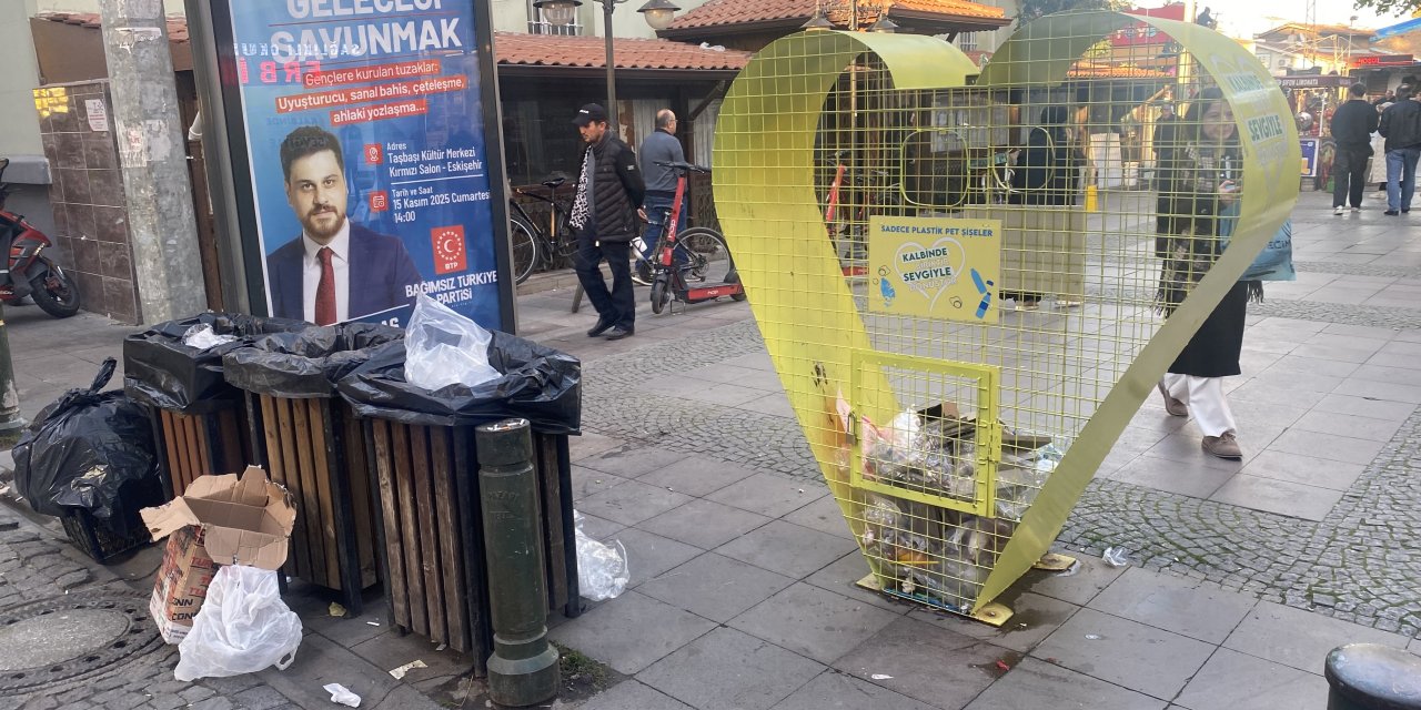 Geri dönüşüm kafesine çok sayıda farklı atık maddeler atıldı