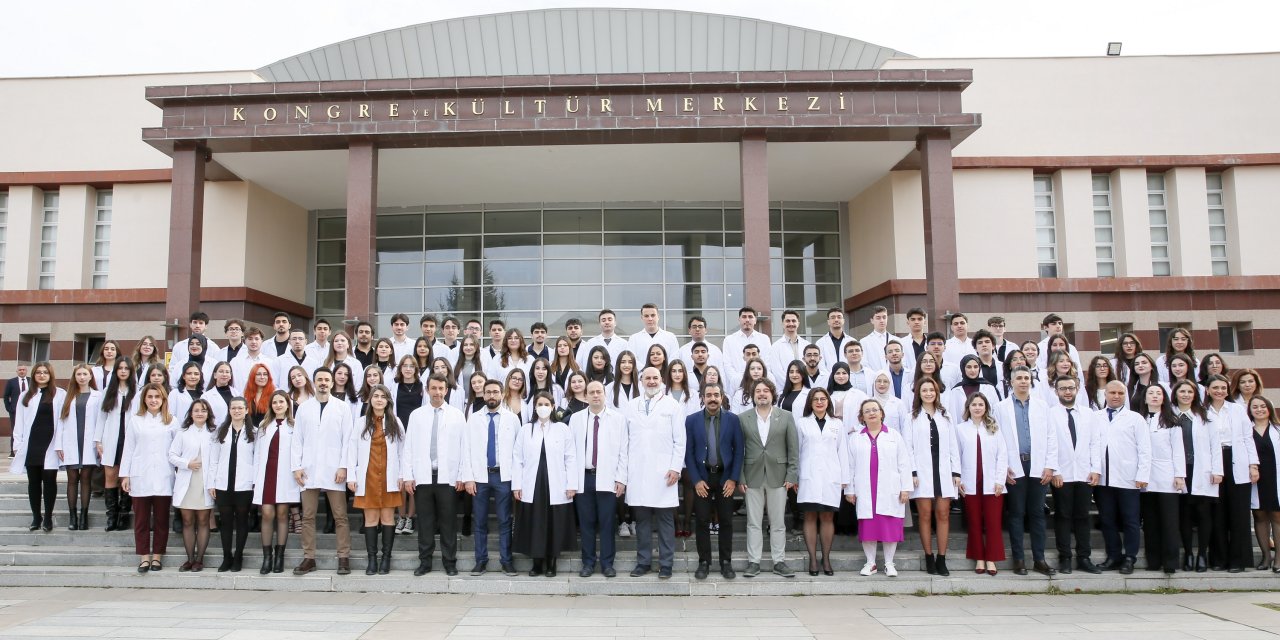 Diş hekimi adayları beyaz önlüklerini giydi