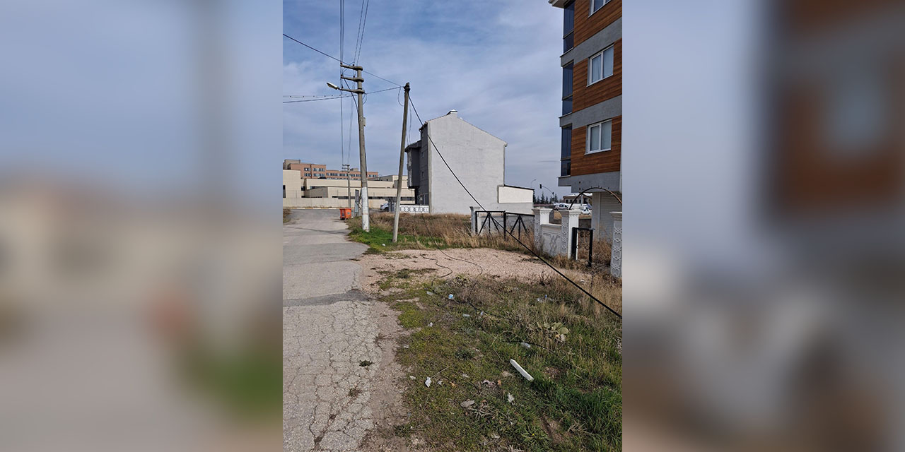 Eskişehir'de devrilen direkt tehlike saçıyor