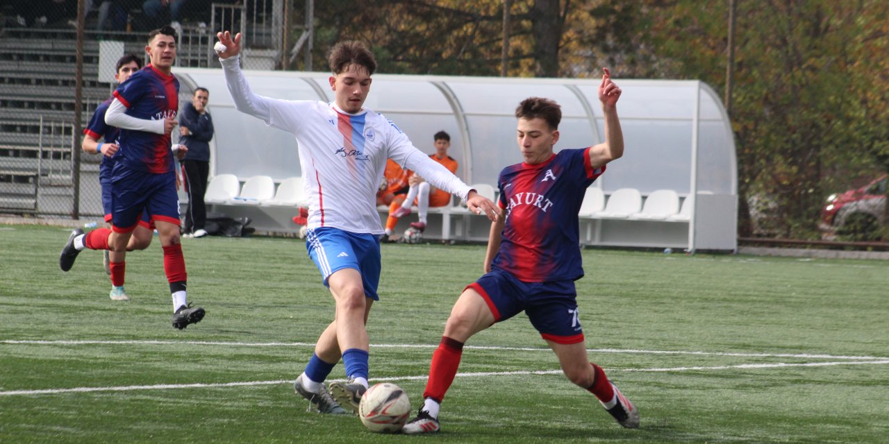 Liseli genç futbolcular sahada