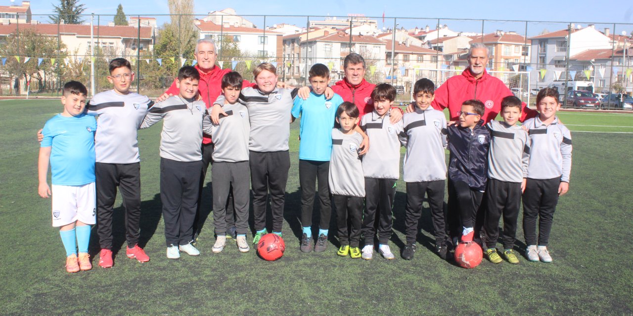 7 Kardeşler Futbol Akademisi durmuyor