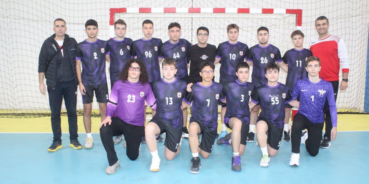 Okullu hentbolcular kapışıyor