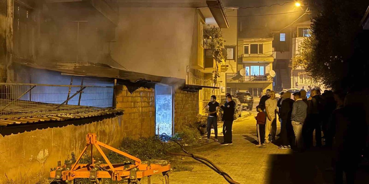 Bursa’da üç katlı binada çıkan yangın paniğe neden oldu