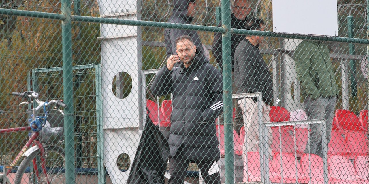 Arıkan oyuncu izliyor