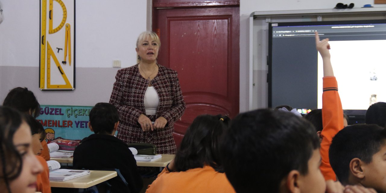 Eskişehirli öğretmenin azmi örmek oluyor!