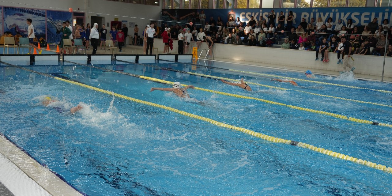 Kentpark Kapalı Yüzme Havuzu'nda heyecan dolu müsabaka