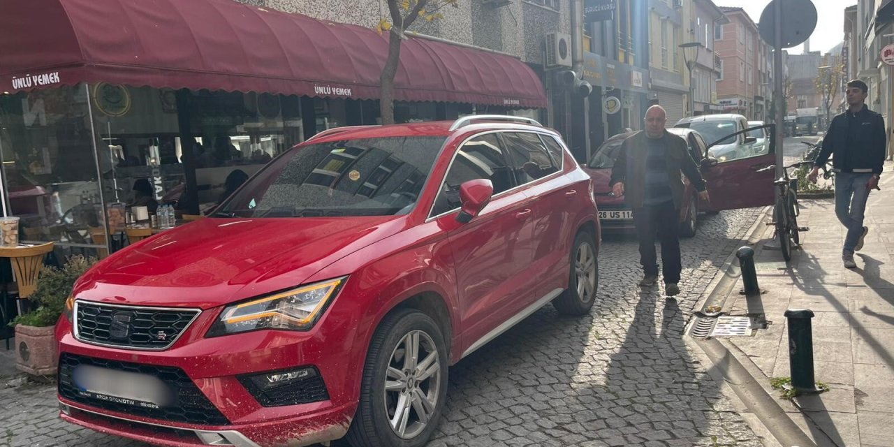 Eskişehir'de aracını ara sokağa park eden sürücü trafiği tıkadı