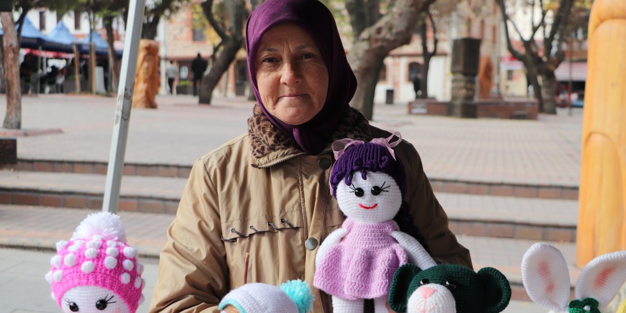Yaptığı örgü bebeklerle aile ekonomisine katkı sağlıyor
