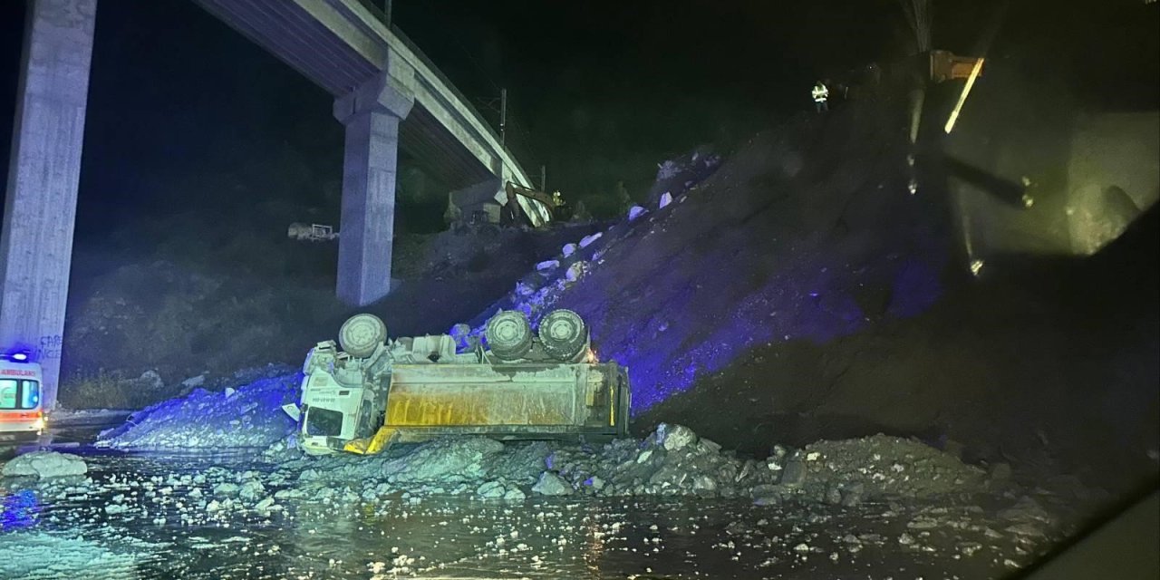 Kamyon 15 metreden aşağıya uçtu