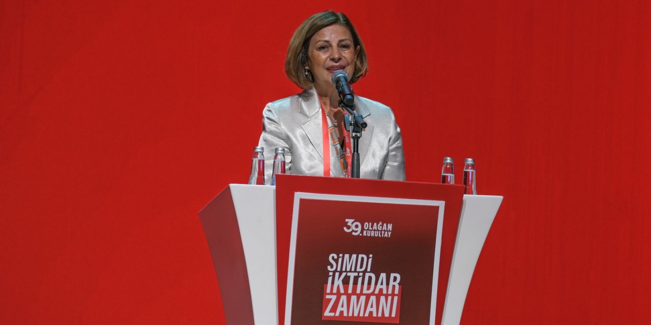 Ayşe Ünlüce CHP 39. Genel Kurultayında Divan Başkanlığı yaptı