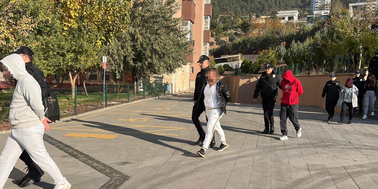 Dolandırıcılık şebekesinden 17 şüpheli adliyeye sevk edildi