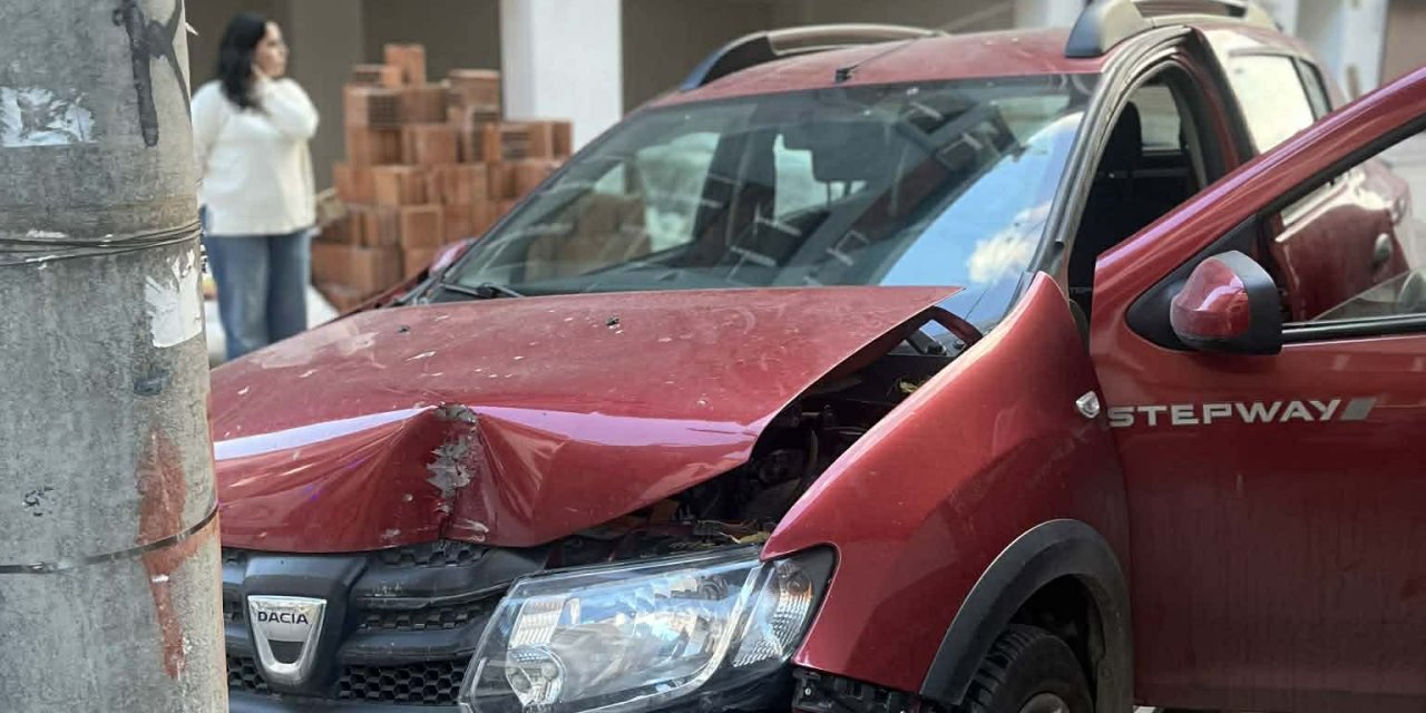 Eskişehir'de otomobil elektrik direğine saplandı