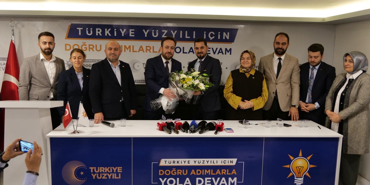 AK Parti Tepebaşı'nda Serhat Tunç görevi devraldı