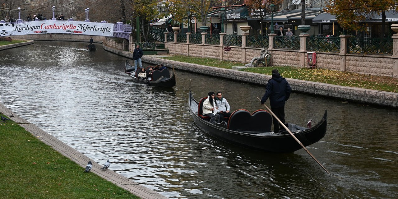 Eskişehir'de turistler Porsuk Çayı'na akın etti